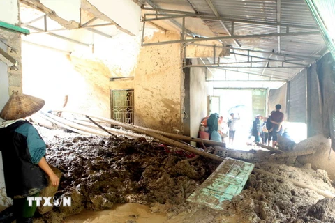 Cảnh tan hoang của gia đình nhà ông Dương Ngọc Hưng chủ trang trại nuôi cá nước lạnh tại bản Chu Va 12, xã Sơn Bình, huyện Tam Đường hiện đang mất tích do bị lũ cuốn trôi. (Ảnh: Quý Trung/TTXVN)