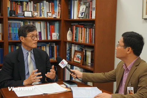 Ông Changyong Rhee, Giám đốc phụ trách Châu Á-Thái Bình Dương của IMF, trả lời phỏng vấn phóng viên TTXVN. (Ảnh: Đặng Huyền/Vietnam+)