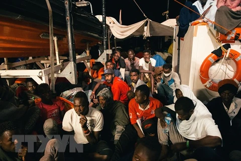 Người di cư trên tàu Lifeline ngày 21/6. (Nguồn: AFP/TTXVN)