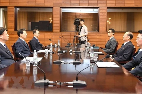Thứ trưởng Bộ Giao thông Hàn Quốc Kim Jeong-ryeol (thứ 2, trái) và người đồng cấp Triều Tiên Pak Ho-yong (thứ 2, phải) tại cuộc đàm phán về kết nối đường bộ qua biên giới diễn ra ở làng đình chiến Panmunjom ngày 28/6. (Nguồn: Yonhap/TTXVN)