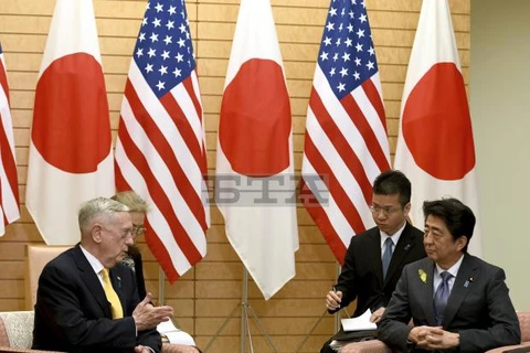 Thủ tướng Nhật Bản Shinzo Abe tiếp Bộ trưởng Quốc phòng Mỹ James Mattis. (Nguồn: AP)