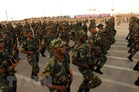 Lực lượng quân đội do Tướng Khalifa Haftar đứng đầu diễu binh tại Benghazi, Libya. (Nguồn: AFP/TTXVN)