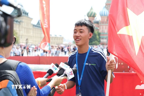 Em Hà Danh Dự, thành viên đoàn bóng đá cộng đồng Việt Nam tham dự Festival Bóng đá Hy vọng trả lời phỏng vấn giới truyền thông. (Ảnh: Phạm Văn Thắng/TTXVN)