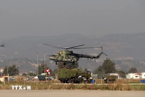 Máy bay trực thăng quân sự của Nga tại căn cứ Hmeimim ở tỉnh Latakia, tây bắc Syria. (Nguồn: AFP/TTXVN)
