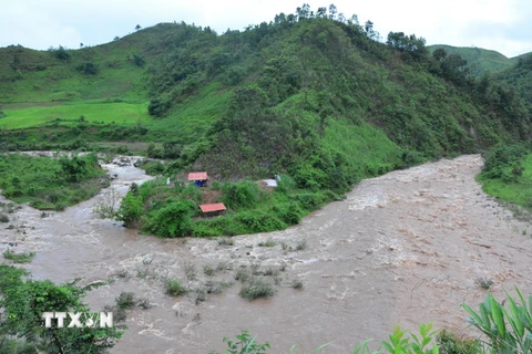 Nước sông dâng cao, chảy xiết ở con sông, suối chảy qua địa phận huyện Mường Nhé, Nậm Pồ (Điện Biên). (Ảnh: Văn Dũng/TTXVN)