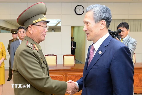 Cố vấn an ninh quốc gia Hàn Quốc, ông Kim Kwan-jin (phải) và đại diện cấp cao quân đội Triều Tiên Hwang Pyong-so (trái) tại cuộc gặp ở làng đình chiến Panmunjom ngày 25/8/2015. (Nguồn: YONHAP /TTXVN)