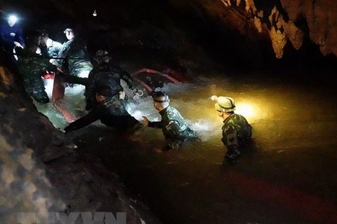 Nhóm thợ lặn tìm kiếm các nạn nhân mắc kẹt bên trong hang động Tham Luang ở Chiang Rai, Thai Lan ngày 30/6. (Ảnh: EFE-EPA/TTXVN)