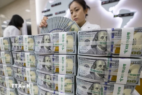 Kiểm tiền USD tại ngân hàng Hana ở thủ đô Seoul, Hàn Quốc ngày 4/7. (Ảnh: EPA-EFE/TTXVN)