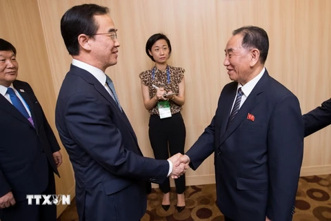 Bộ trưởng Bộ Thống nhất Hàn Quốc Cho Myoung-gyon (trái) và Phó Chủ tịch Đảng Lao động Triều Tiên Kim Yong-chol tại cuộc gặp ở Bình Nhưỡng ngày 5/7. (Ảnh: Yonhap/TTXVN.)