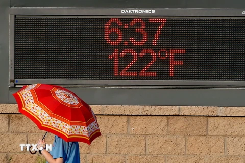 Bảng nhiệt độ cho thấy mức nhiệt kỷ lục lên đến 122 độ F (gần 50 độ C) ở Phoenix, bang Arizona ngày 20/6/2017. (Nguồn: AFP/TTXVN)