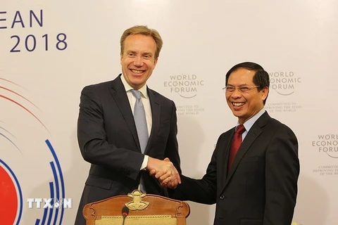 Thứ trưởng thường trực Bộ Ngoại giao Việt Nam Bùi Thanh Sơn, Trưởng ban Tổ chức WEF ASEAN 2018 (bên phải) và Chủ tịch Diễn đàn Kinh tế thế giới (WEF) Borge Brende tại cuộc họp báo ngày 27/6. (Ảnh: Dương Giang/TTXVN)
