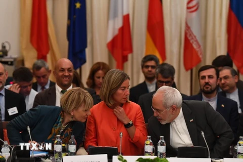 Giám đốc EU Helga Schmid, Cao ủy EU phụ trách chính sách an ninh và đối ngoại Federica Mogherini và Ngoại trưởng Iran Mohammad Javad Zarif tại cuộc họp ở Vienna ngày 6/7. (Nguồn: EPA-EFE/ TTXVN)