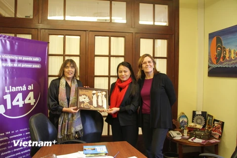 Chủ tịch Hội Liên hiệp Phụ nữ Việt Nam, bà Nguyễn Thị Thu Hà trao quà lưu niệm cho Chủ tịch Viện Phụ nữ thuộc Bộ Phát triển Xã hội Argentina, bà María Fabiana Tuñez. (Ảnh: Phương Lan/Vietnam+)