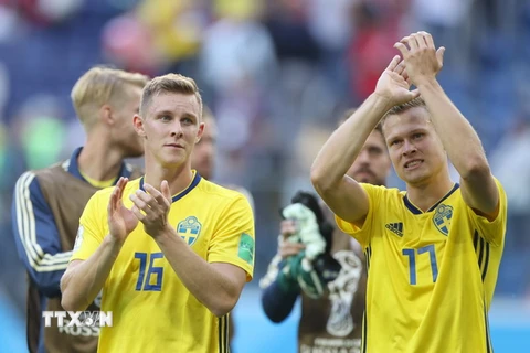 Các tuyển thủ Thụy Điển mừng chiến thắng sau trận đấu tại vòng 1/8 với Thụy Sĩ. (Nguồn: THX/TTXVN)