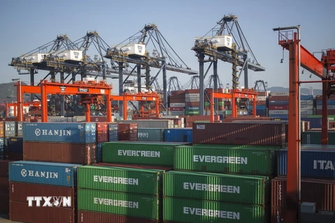 Hàng hóa được xếp tại cảng ở Hong Kong, Trung Quốc. (Ảnh: EPA-EFE/TTXVN)