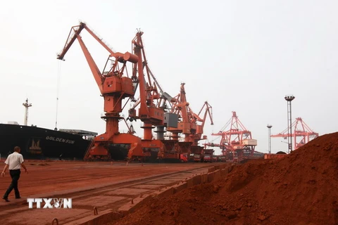 Đất hiếm chuẩn bị xuất khẩu tại cảng Lianyungang, tỉnh Giang Tô, miền đông Trung Quốc. (Nguồn: AFP/ TTXVN)