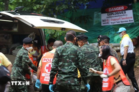 Binh sỹ và nhân viên y tế Thái Lan chuyển các thành viên đội bóng sau khi được cứu khỏi hang Tham Luang lên xe cứu thương ngày 8/7. Ảnh: (Nguồn: AFP/TTXVN)