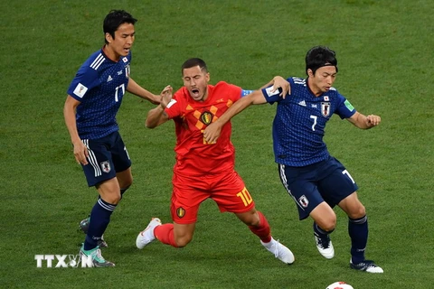 Tuyển thủ Bỉ Eden Hazard (giữa) tranh bóng quyết liệt với các cầu thủ Nhật Bản trong trận đấu ở vòng loại trực tiếp Giải bóng đá World Cup 2018 diễn ra tại Rostov-on-Don, Nga, ngày 2/7. (Ảnh: THX/TTXVN)