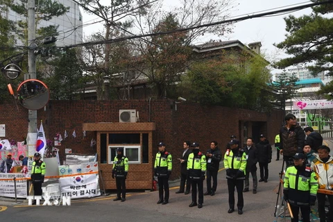 Cảnh sát gác bên ngoài nhà riêng cựu Tổng thống Hàn Quốc Park Geun-hye ở Seoul ngày 27/3/2017. (Nguồn: AFP/TTXVN)