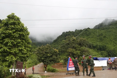 Binh sỹ và cảnh sát Thái Lan gác bên ngoài khu vực tiến hành chiến dịch giải cứu các thành viên đội bóng thiếu niên bị mắc kẹt trong hang Tham Luang ngày 9/7. (Nguồn: EPA/TTXVN)