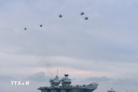 Tàu HMS Queen Elizabeth hoạt động tại cảng Portsmouth, miền nam Anh ngày 16/8. (Nguồn: AFP/TTXVN)