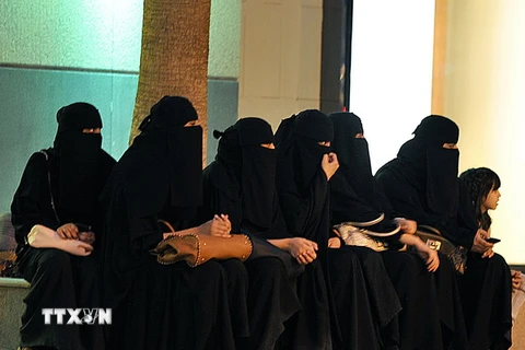 Phụ nữ Saudi Arabia đợi những lái xe của họ bên ngoài một trung tâm mua sắm ở thủ đô Riyadh. (Nguồn: AFP/TTXVN)