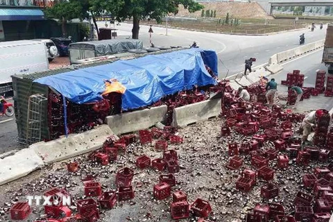 Hàng trăm két bia đã bị đổ vỡ trên tuyến Quốc lộ 1A. (Ảnh: Trịnh Duy Hưng/TTXVN)
