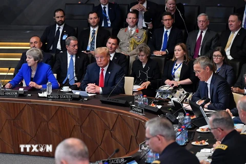Tổng thống Mỹ Donald Trump (giữa) tại Hội nghị thượng đỉnh NATO ở Brussels, Bỉ ngày 11/7. (Ảnh: AFP/TTXVN)