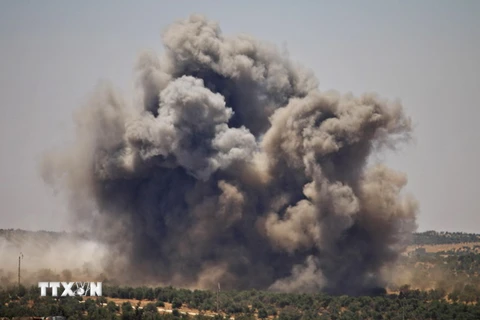 Khói bốc lên sau các cuộc không kích của quân đội chính phủ Syria nhằm vào các mục tiêu của lực lượng nổi dậy ở Daraa ngày 26/6. (Ảnh: AFP/TTXVN)