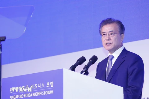 Tổng thống Hàn Quốc Moon Jae-in phát biểu tại diễn đàn doanh nghiệp tại Singapore. (Ảnh: YONHAP/TTXVN)