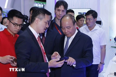 Thủ tướng Nguyễn Xuân Phúc tham quan Triển lãm quốc tế về Công nghiệp 4.0. (Ảnh: Dương Giang/TTXVN)