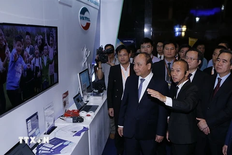 Thủ tướng Nguyễn Xuân Phúc tham quan Triển lãm quốc tế về Công nghiệp 4.0. (Ảnh: Dương Giang/TTXVN)
