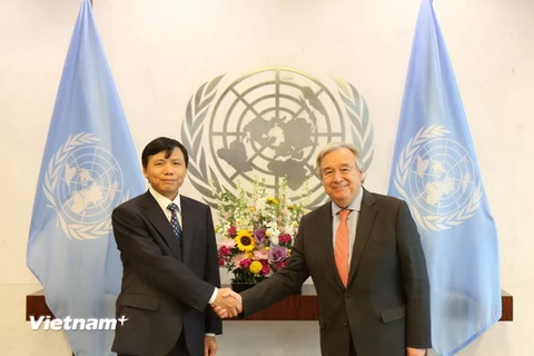 Đại sứ Đặng Đình Quý và Tổng thư ký Liên hợp quốc Antonio Guterres. (Ảnh: Hoài Thanh/Vietnam+)