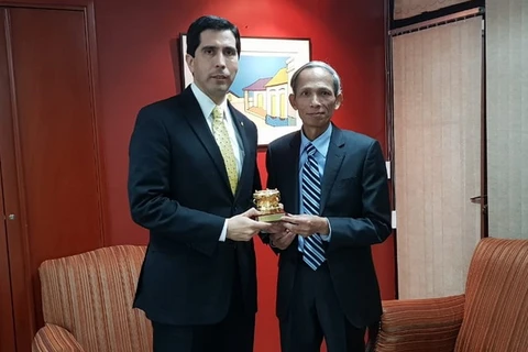 Đại sứ Đặng Xuân Dũng trong cuộc gặp với Thứ trưởng Ngoại giao Paraguay Federico Gonzalez. (Ảnh do Đại sứ quán Việt Nam tại Argentina cung cấp)