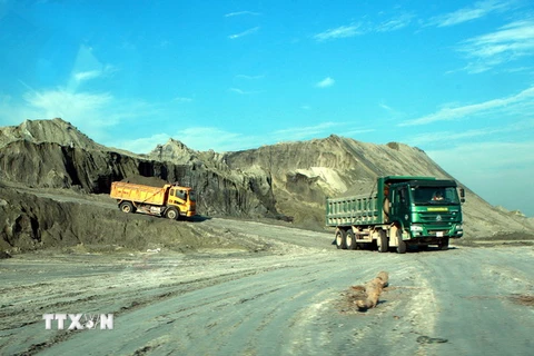 Các phương tiện tham gia san lấp, giảm độ cao của núi chất thải tại nhà máy DAP Đình Vũ năm 2016. (Ảnh: Lâm Khánh/TTXVN)