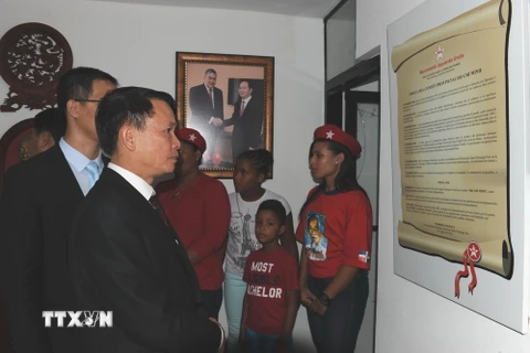 Đồng chí Nguyễn Đức Lợi thăm cơ sở Đảng bộ mang tên Hồ Chí Minh của MIU. (Ảnh Lê Hà/TTXVN)