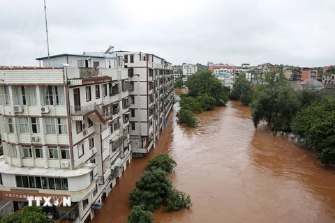 Cảnh ngập lụt tại Neijiang, tỉnh Tứ Xuyên ngày 3/7. (Nguồn: THX/ TTXVN)