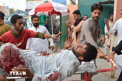 Chuyển nạn nhân bị thương trong vụ đánh bom tới bệnh viện ở Quetta ngày 13/7. Ảnh: (Nguồn: AFP/TTXVN)