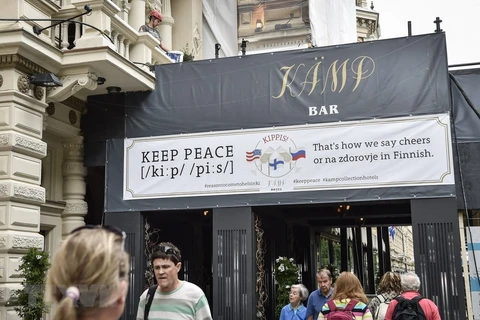 Một tấm biển căng trên quán bar với dòng chữ Hãy gìn giữ Hòa bình để chào đón cuộc gặp gữa Tổng thống Mỹ Donald Trump và Tổng thống Nga Vladimir Putin tại Helsinki, Phần Lan ngày 12/7. (Ảnh: AFP/TTXVN)
