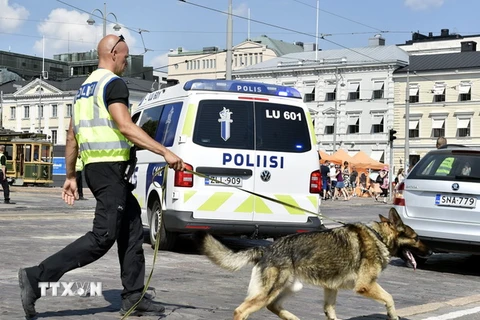 Cảnh sát dẫn theo chó nghiệp vụ tuần tra tại Helsinki, Phần Lan ngày 14/7, trước thềm cuộc gặp thượng đỉnh Nga - Mỹ. Ảnh: (Nguồn: AFP/TTXVN)