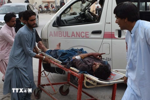 Chuyển nạn nhân bị thương trong vụ tấn công tới bệnh viện ở Quetta, Pakistan ngày 13/7. Ảnh: (Nguồn: AFP/TTXVN)