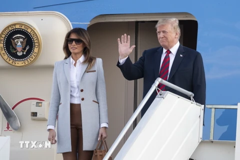 Tổng thống Mỹ Donald Trump (phải) và phu nhân Melania Trump tới Helsinki, Phần Lan, ngày 15/7. (Nguồn: THX/ TTXVN)