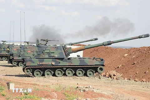 Binh sỹ và xe quân sự Thổ Nhĩ Kỳ tiến vào miền Bắc Syria ngày 21/1. (Nguồn: ANADOLU AGENCY/TTXVN)