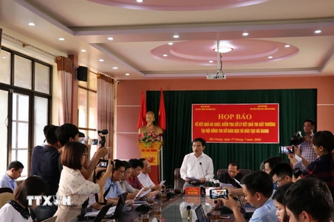 Ông Mai Văn Trinh, Cục trưởng Cục Quản lý chất lượng, Bộ GD và ĐT thông tin cho báo chí tại buổi họp báo công bố kết quả điều tra nghi vấn gian lận chấm thi THPT quốc gia tại Hà Giang. (Ảnh: Minh Tâm/TTXVN)