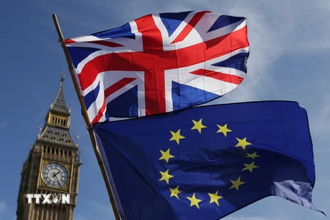 Cờ Anh và cờ của EU. (Ảnh: AFP/TTXVN)