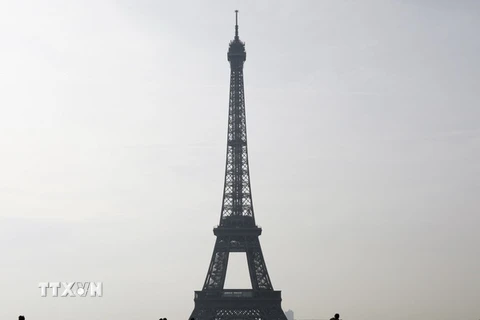 Khách du lịch thăm quan tại khu vực Tháp Eiffel ở Paris. (Nguồn: AFP/TTXVN)