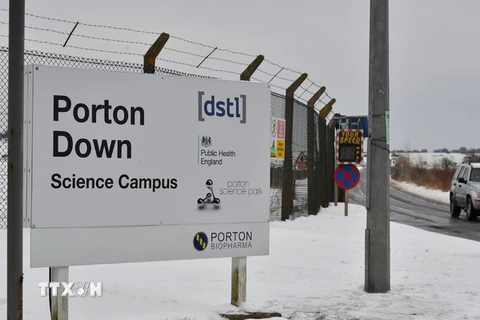ối vào trung tâm thí nghiệm công nghệ và khoa học Porton Down của Bộ Quốc phòng Anh tại làng Porton, gần Salisbury, nơi các mẫu thí nghiệm liên quan đến vụ đầu độc cựu điệp viên Nga và con gái được gửi đến để phân tích, ngày 19/3. (Nguồn: AFP/TTXVN)