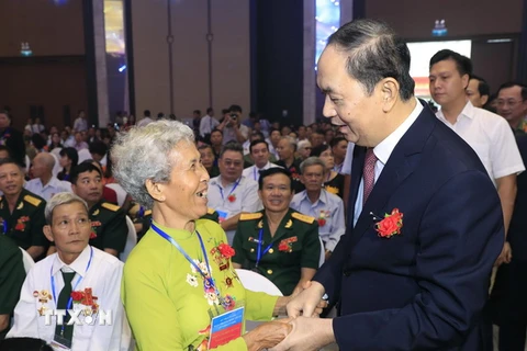 Chủ tịch nước Trần Đại Quang thăm hỏi các Mẹ Việt Nam Anh hùng dự hội nghị. (Ảnh: Nhan Sáng/TTXVN)
