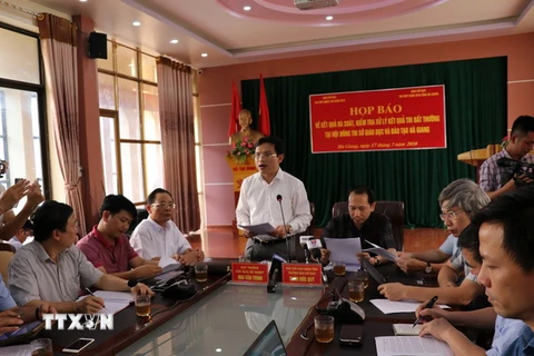 Ông Mai Văn Trinh, Cục trưởng Cục Quản lý chất lượng, Bộ GD và ĐT thông tin cho báo chí tại buổi họp báo công bố kết quả điều tra nghi vấn gian lận chấm thi THPT quốc gia tại Hà Giang. (Ảnh: Minh Tâm/TTXVN)