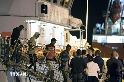 Người di cư tới cảng Pozzallo, Sicily, Italy sau khi được cứu trên biển ngày 16/7. (Nguồn: EPA/ TTXVN)